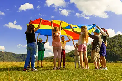 Groupe d'enfants dans un parc jouant ensemble