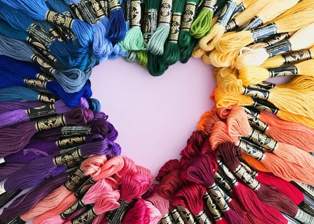Cours de broderie Rond Point Noisy Bobines de fils à broder formant un coeur