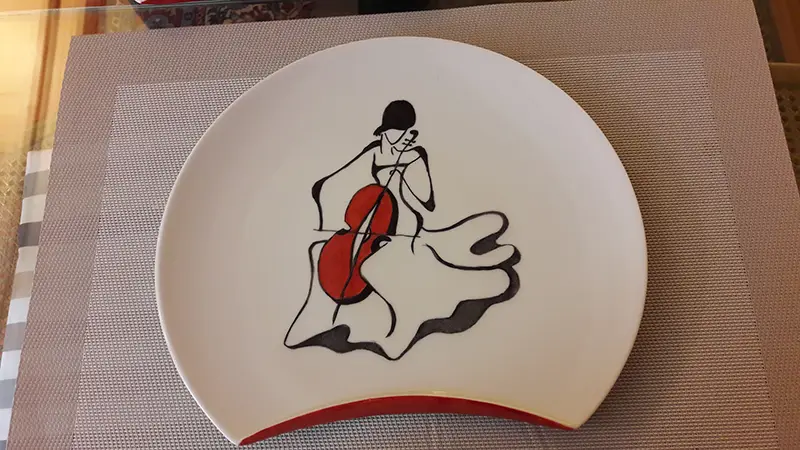 Peinture sur porcelaine au Rond-Point Assiette avec une musicienne peinte