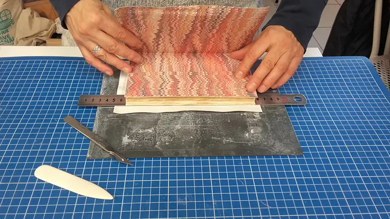 Reliure au Rond-Point Fabrication d'une couverture de livre