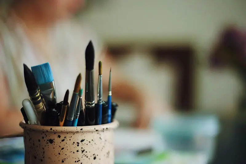 Pot de pinceaux pour un cours de peinture