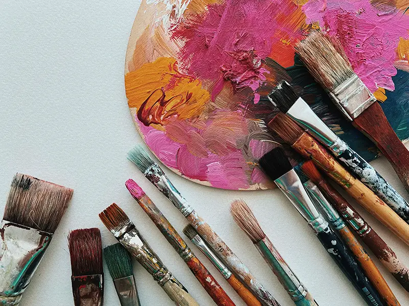 Pinceaux devant une palette de peinture